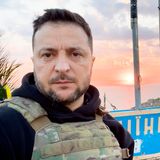 Zu Beginn ihrer Invasion bringen die russischen Streitkräfte die Schlangeninsel im Schwarzen Meer unter ihre Kontrolle. Die "Moskwa" funkt am 24. Februar 2022 die auf der Insel stationierten ukrainischen Soldaten an und fordert sie auf, sich zu ergeben oder zu sterben. Einer der Soldaten funkt zurück: "Russisches Kriegsschiff, fick dich!" Der Satz wird zum Motto des ukrainischen Widerstandes. Er findet sich auf Werbetafeln und T-Shirts wieder und ziert sogar eine Briefmarke. Am 30. Juni verlassen die Besatzer nach schweren Verlusten die Insel.   Selenskyj veröffentlichte am 500. Tag des Kriegsbeginns ein Video von seinem Besuch auf der lange umkämpften Schlangeninsel.