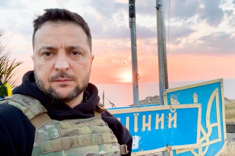 Zu Beginn ihrer Invasion bringen die russischen Streitkräfte die Schlangeninsel im Schwarzen Meer unter ihre Kontrolle. Die "Moskwa" funkt am 24. Februar 2022 die auf der Insel stationierten ukrainischen Soldaten an und fordert sie auf, sich zu ergeben oder zu sterben. Einer der Soldaten funkt zurück: "Russisches Kriegsschiff, fick dich!" Der Satz wird zum Motto des ukrainischen Widerstandes. Er findet sich auf Werbetafeln und T-Shirts wieder und ziert sogar eine Briefmarke. Am 30. Juni verlassen die Besatzer nach schweren Verlusten die Insel.   Selenskyj veröffentlichte am 500. Tag des Kriegsbeginns ein Video von seinem Besuch auf der lange umkämpften Schlangeninsel.