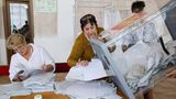 Wahlhelferinnen zählen bei dem Referendum in Donezk die Wahlzettel aus