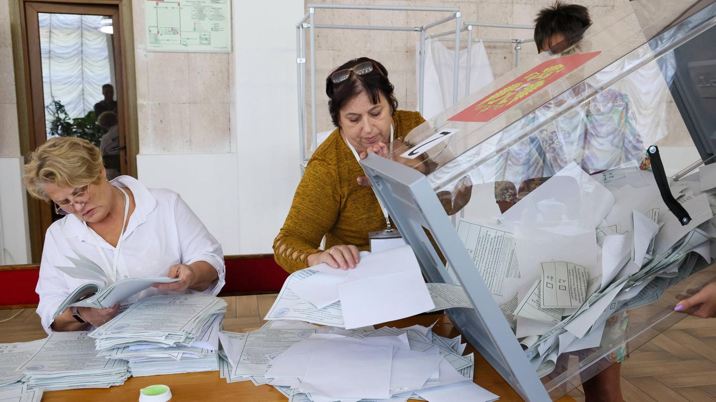 Wahlhelferinnen zählen bei dem Referendum in Donezk die Wahlzettel aus