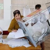 Wahlhelferinnen zählen bei dem Referendum in Donezk die Wahlzettel aus