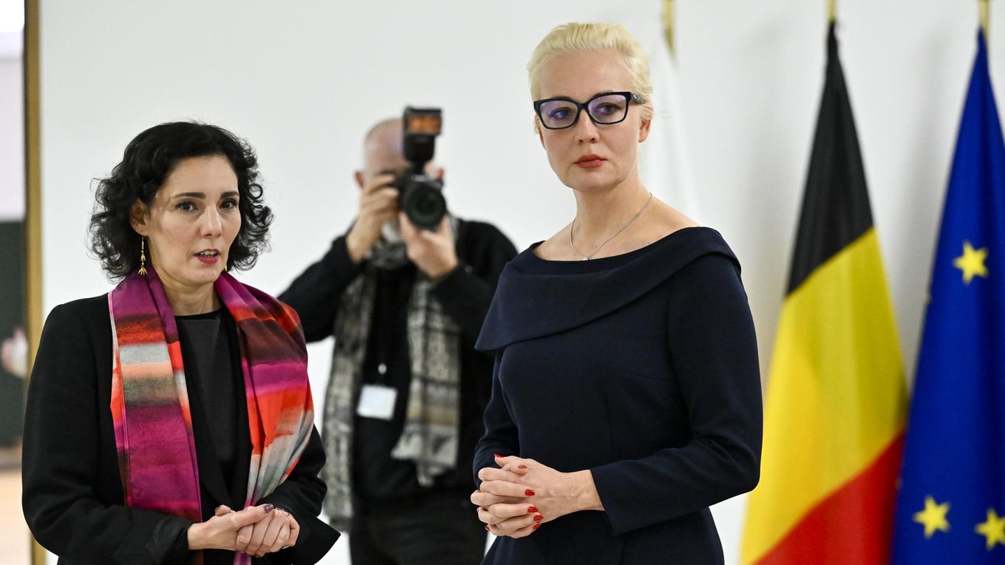 Julia Nawalnaja trifft die belgische Außenministerin Hadja Lahbib im Gebäude des Europäischen Rates