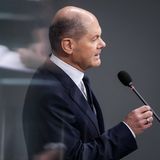 Bundeskanzler Olaf Scholz spricht im Bundestag