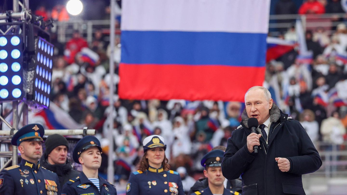 Putin lässt sich von ausgewählten Zuschauern in Moskau feiern