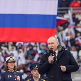 Putin lässt sich von ausgewählten Zuschauern in Moskau feiern