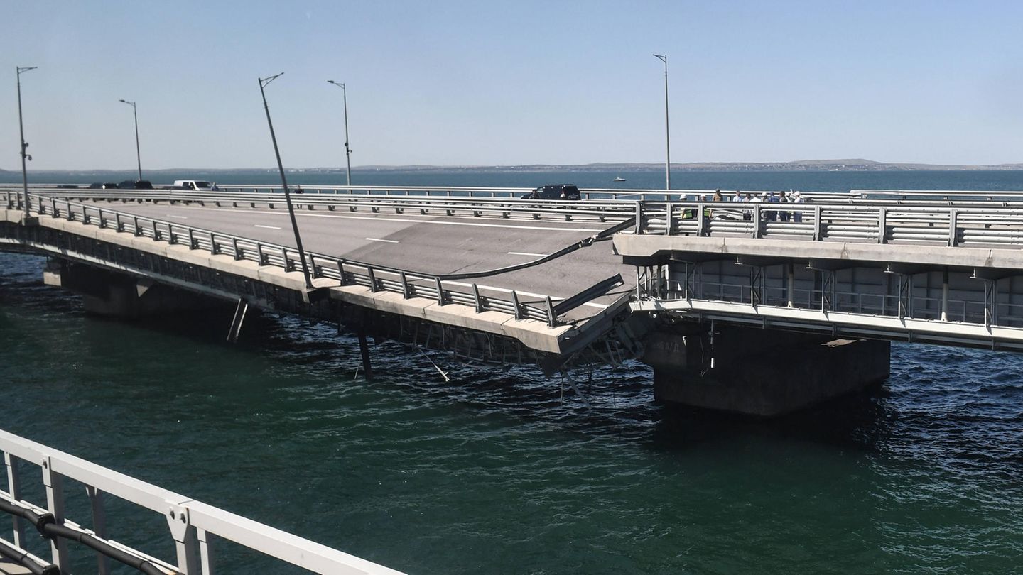 Die Krim-Brücke wird abermals durch eine Explosion erheblich beschädigt.