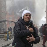 Eine Frau rettet eine Katze bei einem Drohnenangriff in Odessa