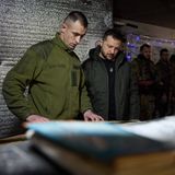 Selenskyj besucht Soldaten an der Front.