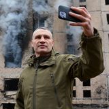 Bürgermeister Vitali Klitschko dokumentiert die Schäden in der Hauptstadt mit dem Handy