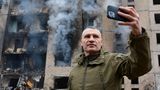 Bürgermeister Vitali Klitschko dokumentiert die Schäden in der Hauptstadt mit dem Handy