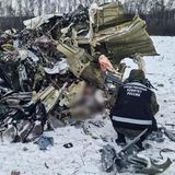 Russische Inspekteure betrachten die Absturzstelle eines Transportflugzeugs bei Belgorod