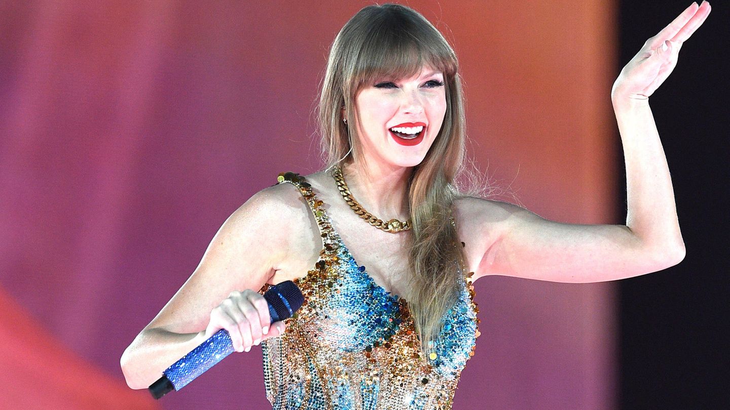 Taylor Swift: Severe storm overshadows concert in Sydney