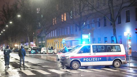 In Wien steht ein Polizei-Bus an einem mit Flatterband abgesperrten Tatort