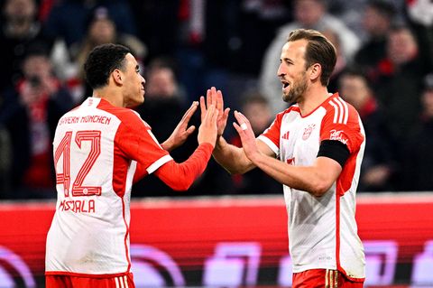 Jamal Musiala gratuliert Harry Kane zum 1:0 gegen Leipzig