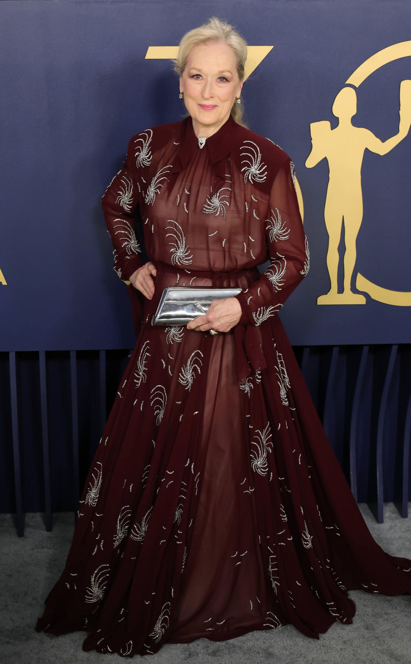 Stylewatch: Sie machte die "Der Teufel trägt Prada"-Reunion perfekt: Schauspielerin Meryl Streep. Gemeinsam mit Anne Hathaway und Emily Blunt überreichte Streep bei der Gala einen Preis. Aber schon auf dem roten Teppich war die Oscar-Preisträgerin ein Hingucker: im weinroten Kleid von Prada. Die 74-Jährige besitzt eben nicht nur Stil, sondern auch Humor. Sie machte die "Der Teufel trägt Prada"-Reunion perfekt: Schauspielerin Meryl Streep. Gemeinsam mit Anne Hathaway und Emily Blunt überreichte Streep bei der Gala einen Preis. Aber schon auf dem roten Teppich war die Oscar-Preisträgerin ein Hingucker: im weinroten Kleid von Prada. Die 74-Jährige besitzt eben nicht nur Stil, sondern auch Humor.
