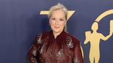 Sie machte die "Der Teufel trägt Prada"-Reunion perfekt: Schauspielerin Meryl Streep. Gemeinsam mit Anne Hathaway und Emily Blunt überreichte Streep bei der Gala einen Preis. Aber schon auf dem roten Teppich war die Oscar-Preisträgerin ein Hingucker: im weinroten Kleid von Prada. Die 74-Jährige besitzt eben nicht nur Stil, sondern auch Humor.