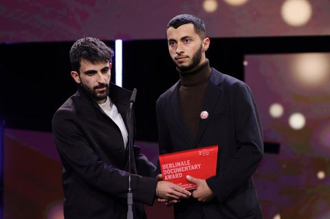 Basel Adra and Yuval Abraham bei der Preisverleihung der Berlinale
