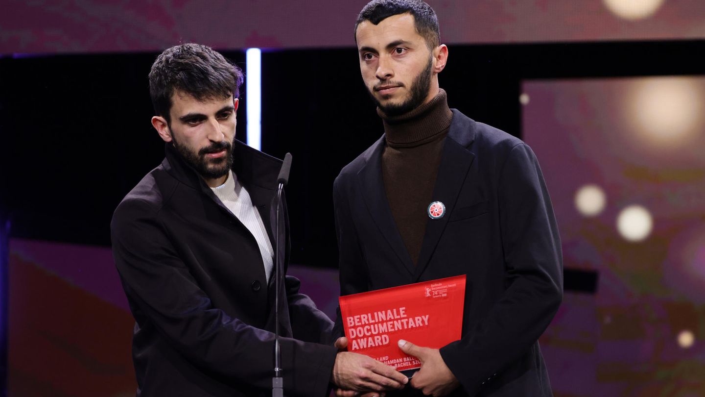 Basel Adra and Yuval Abraham bei der Preisverleihung der Berlinale
