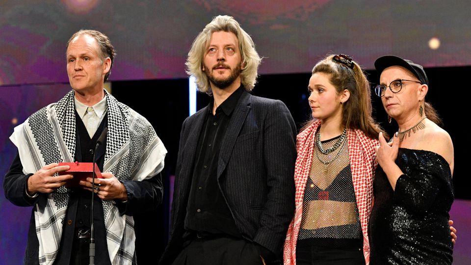 Berlinale: Die Filmemacher Ben Russell und Guillaume Cailleau wurden gemeinsam mit Servan Decle und Jay Jordan für den Film "Direct Action" geehrt Die Filmemacher Ben Russell und Guillaume Cailleau wurden gemeinsam mit Servan Decle und Jay Jordan für den Film "Direct Action" geehrt