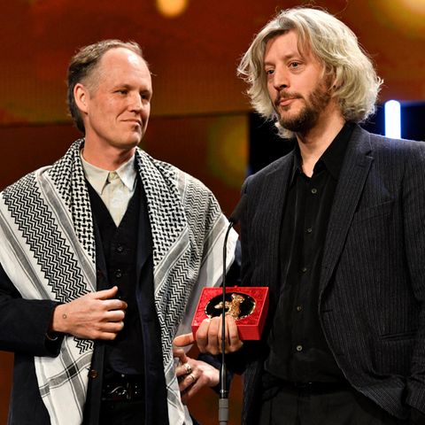 Der amerikanische Regisseur Ben Russell (links, mit dem französischen Filmemacher Guillaume Cailleau) hatte sich für seinen Auftritt auf der Berlinale-Bühne eine Kufiya, auch bekannt als Palästinensertuch, umgelegt