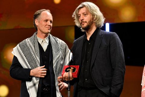 Der amerikanische Regisseur Ben Russell (links, mit dem französischen Filmemacher Guillaume Cailleau) hatte sich für seinen Auftritt auf der Berlinale-Bühne eine Kufiya, auch bekannt als Palästinensertuch, umgelegt