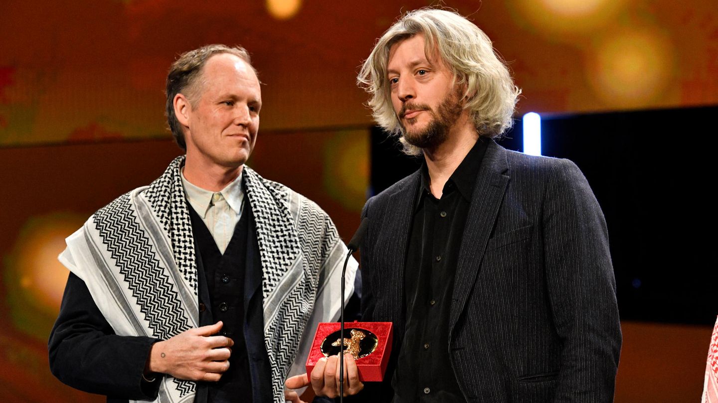 Der amerikanische Regisseur Ben Russell (links, mit dem französischen Filmemacher Guillaume Cailleau) hatte sich für seinen Auftritt auf der Berlinale-Bühne eine Kufiya, auch bekannt als Palästinensertuch, umgelegt
