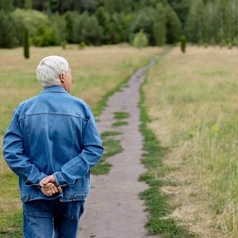 Älterer mann auf einem Feldweg