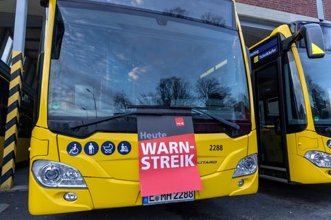 Verdi: Ein Bus mit einem aufgeklebten "Heute: Warnstreik"-Zettel