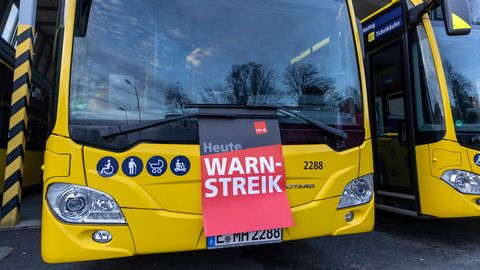 Verdi: Ein Bus mit einem aufgeklebten "Heute: Warnstreik"-Zettel