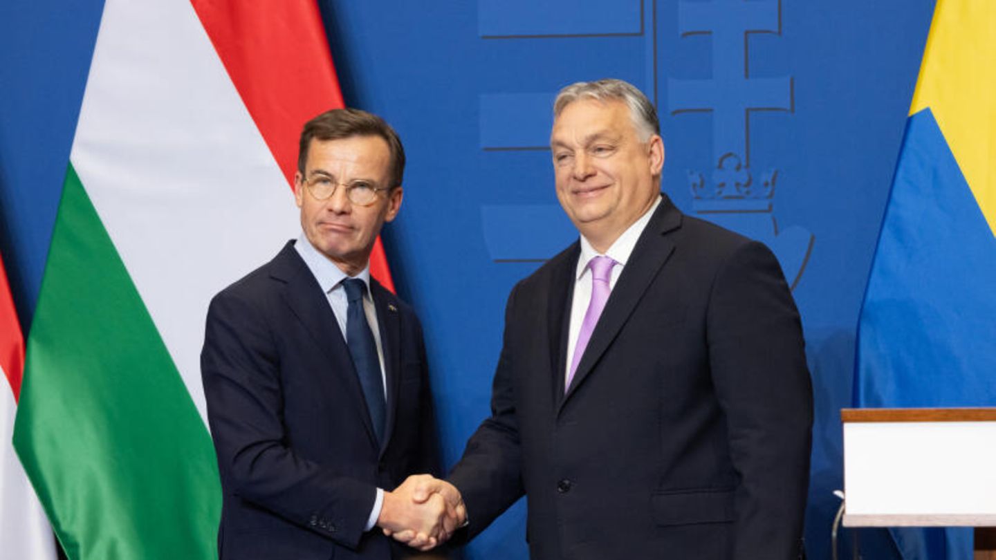 Ulf Kristersson und Viktor Orban geben sich die Hand