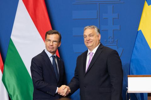 Ulf Kristersson und Viktor Orban geben sich die Hand