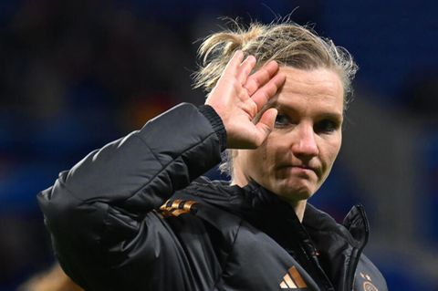 Deutschlands Alexandra Popp reagiert nach der Niederlage gegen Frankreich enttäuscht