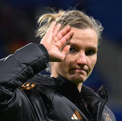 Deutschlands Alexandra Popp reagiert nach der Niederlage gegen Frankreich enttäuscht