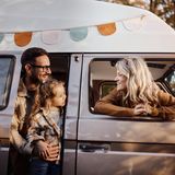 Camping: Familie in einem Bulli