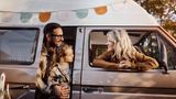 Camping: Familie in einem Bulli