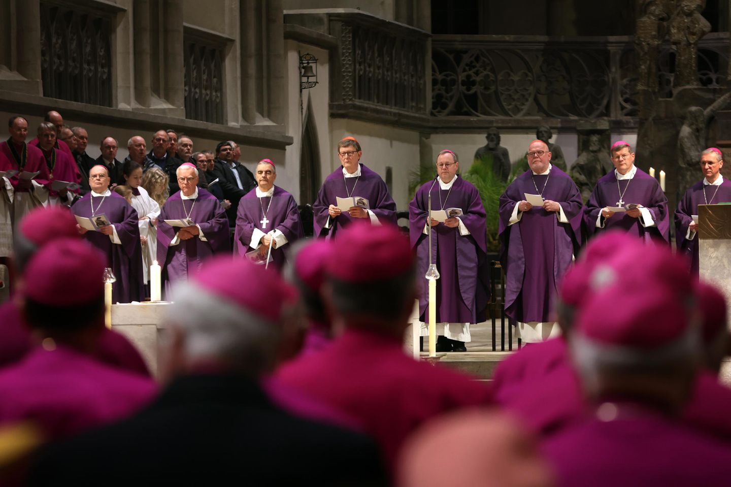 Bischöfe beim Eröffnungsgottesdienst der Frühjahrsvollversammlung der Deutschen Bischofskonferenz im Hohen Dom in Augsburg.