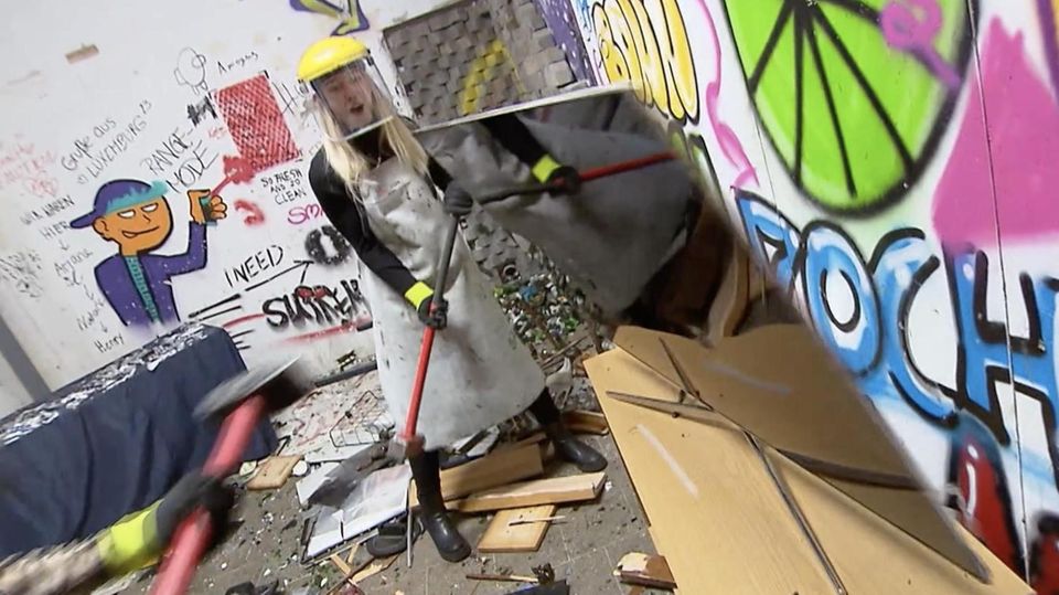 Mit Baseballschläger und Hammer schlagen die Vier zu und zersägen einen Sessel. Sie verwüsten einen Raum, der eingerichtet ist wie ein echtes Wohnzimmer. Im Smash Club in Bonn steht das auf der Tagesordnung. Denn hier dürfen die Besucher ihre Aggressionen an allem rauslassen, was ihnen in die Finger kommt.