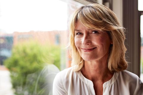 Eine hübsche Frau um die 50