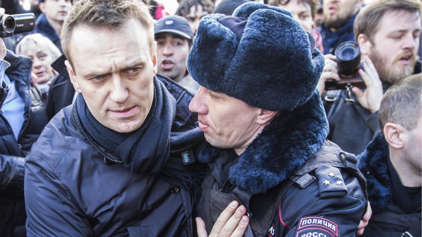 Evgeny Feldman: Alexej Nawalny wurde während seines Wahlkampfes 2017 gegen den russischen Präsidenten Wladimir Putin häufig angegriffen. Fotograf Evgeny Feldman begleitete ihn bei allen Veranstaltungen Alexej Nawalny wurde während seines Wahlkampfes 2017 gegen den russischen Präsidenten Wladimir Putin häufig angegriffen. Fotograf Evgeny Feldman begleitete ihn bei allen Veranstaltungen