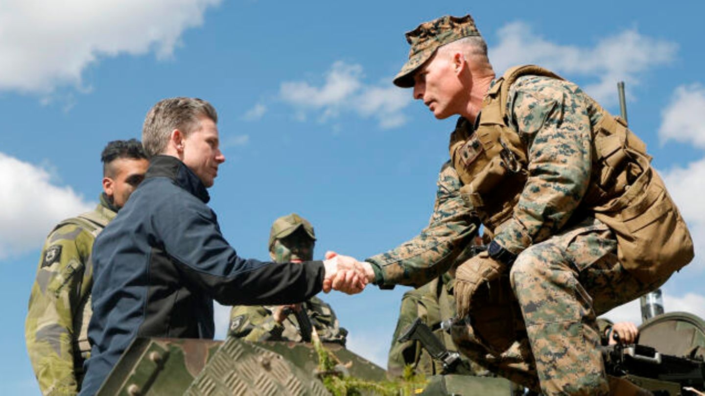 Der schwedische Verteidigungsminister Pal Jonson (l.)