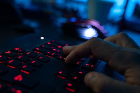 Eine Welt im Dunkeln – in die das Leak nun ein Licht wirft. Chinesische Hacker preisen ihre Spionage im Westen offen an