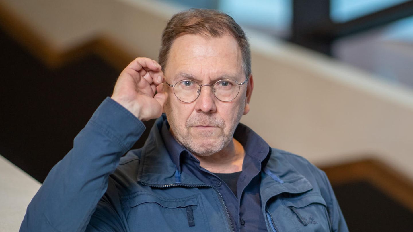 René Pollesch fasst sich an die Brille