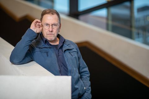 René Pollesch fasst sich an die Brille