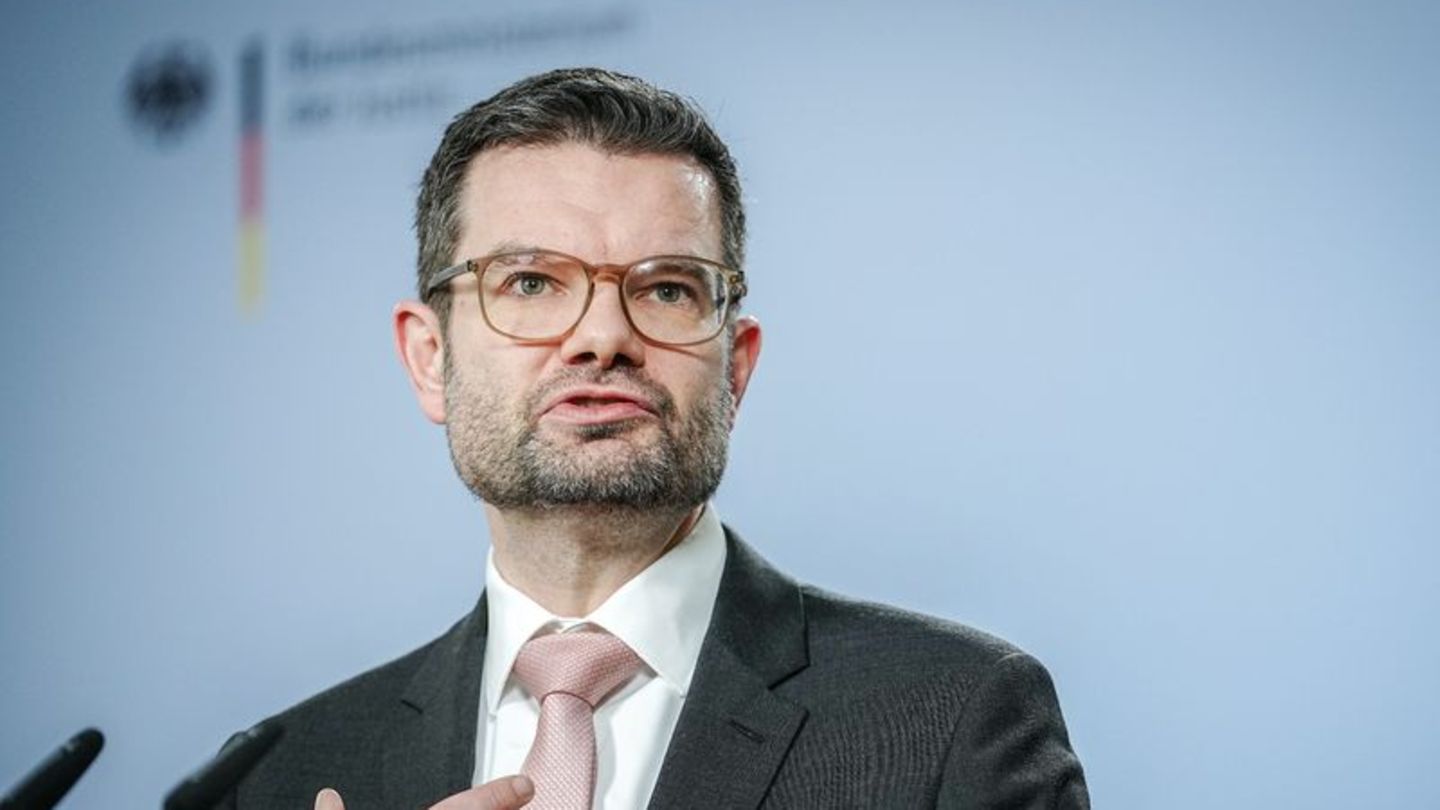 Marco Buschmann, Bundesminister der Justiz, gibt ein Pressestatement. Foto: Kay Nietfeld/dpa
