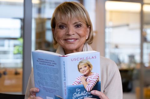 Uschi Glas hält ihr Buch in den Händen