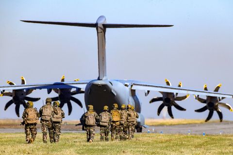 Französische Soldaten vor einem Transportflugzeug