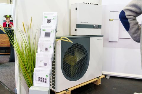 Eine Wärmepumpe steht in einem Ausstellungsraum