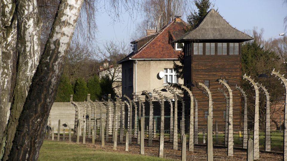 Blick aus dem Stammlager KZ Auschwitz auf Stacheldrahtzaun, Wachturm und dahinter die Kommandantenvilla