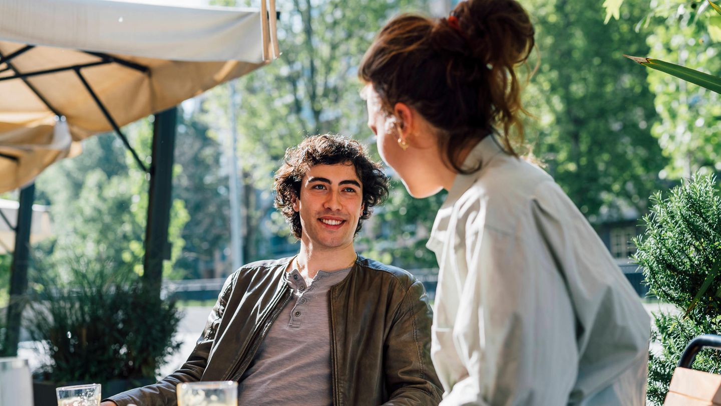 Conversations when dating: Men want to clarify sex questions, women want to clarify their income