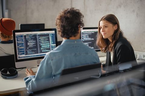 Informatikerinnen und Informatiker sind stark gefragt